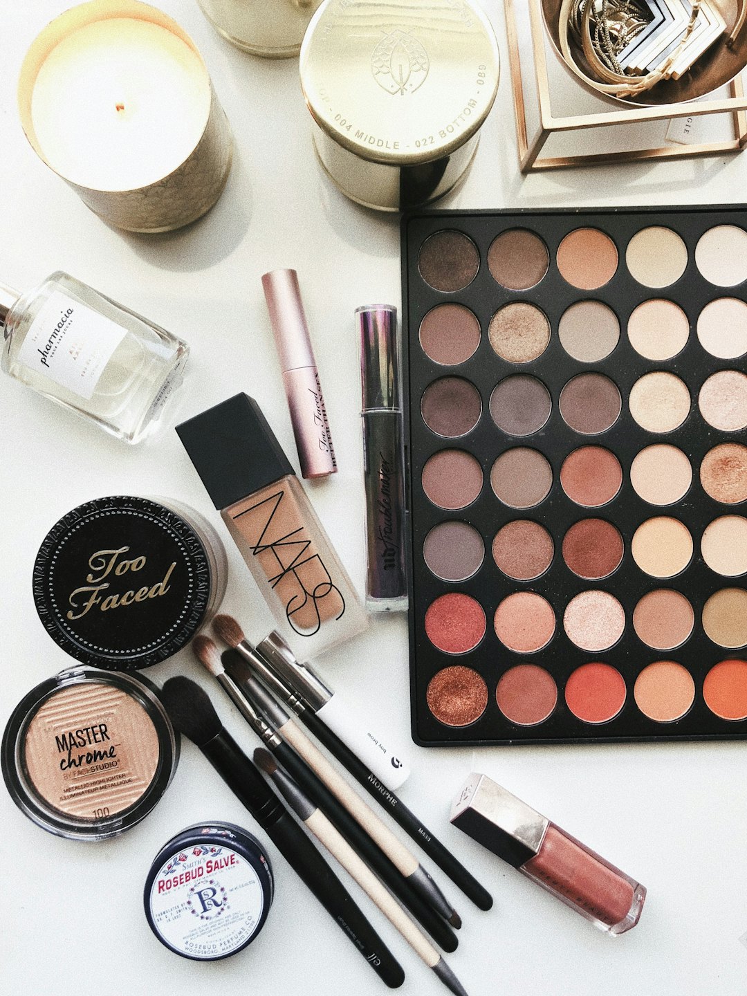 Make-up-Palette, Pinsel und Kosmetikprodukte
