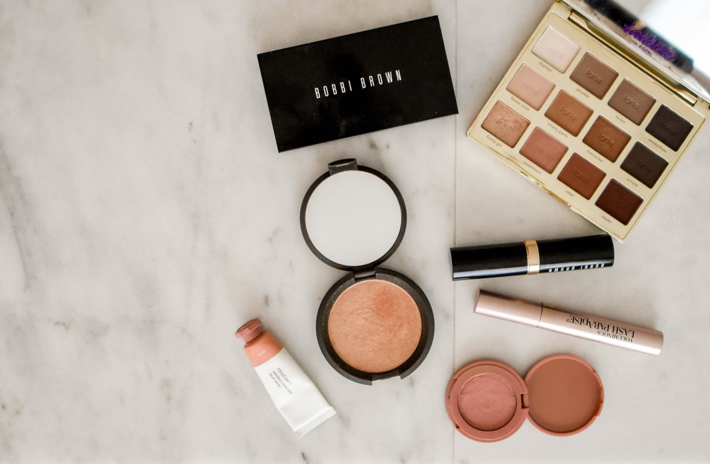 Ausgewählte Make-up-Produkte und Lidschattenpalette