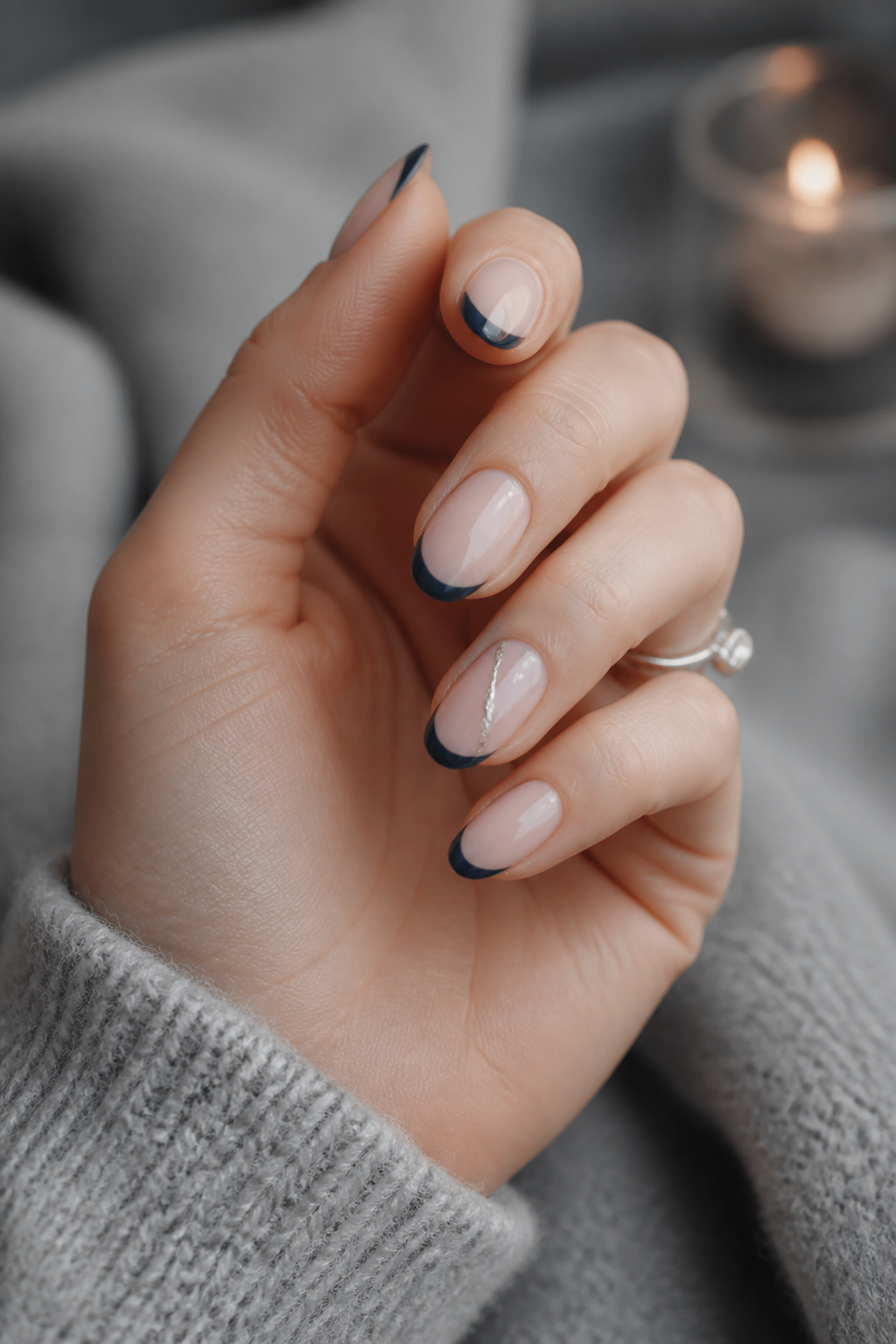 Milky Nude Nägel mit dunkelblauer French Spitze und Silberdetail